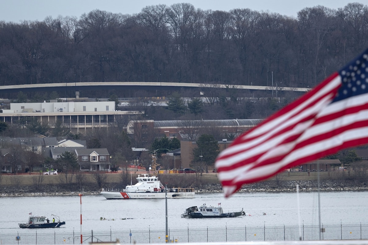 PHOTO: Police and coast guard boats at DC plane crash site
